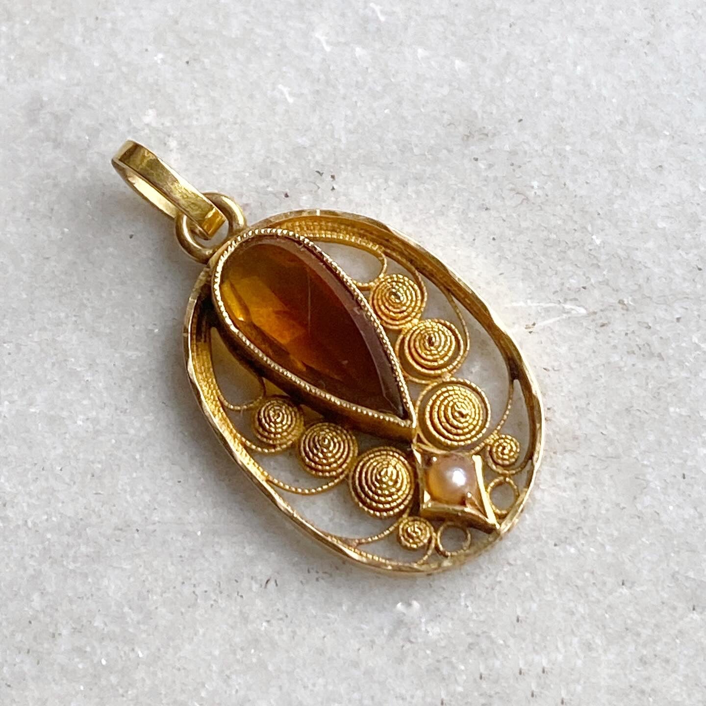 18K Yellow Gold Topaz Pendant with Pearl