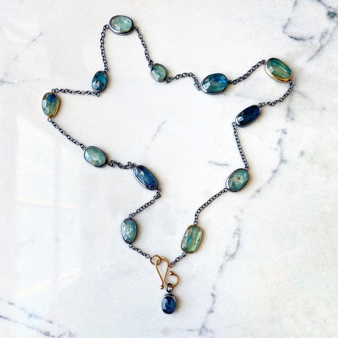 Deluxe Charmholder with 12 Kyanites